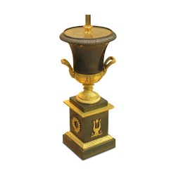 Charles X-Lampe aus gemeißelter, brünierter Bronze mit schwarzem Lampenschirm, goldenes Interieur.