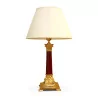 Grande lampe colonne sang de boeuf avec chapiteau corinthien et abat-jour blanc. … - Moinat - Lampes de table