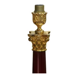 Grande lampe colonne sang de boeuf avec chapiteau corinthien et abat-jour blanc. …