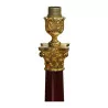 Grande lampe colonne sang de boeuf avec chapiteau corinthien et abat-jour blanc. … - Moinat - Lampes de table