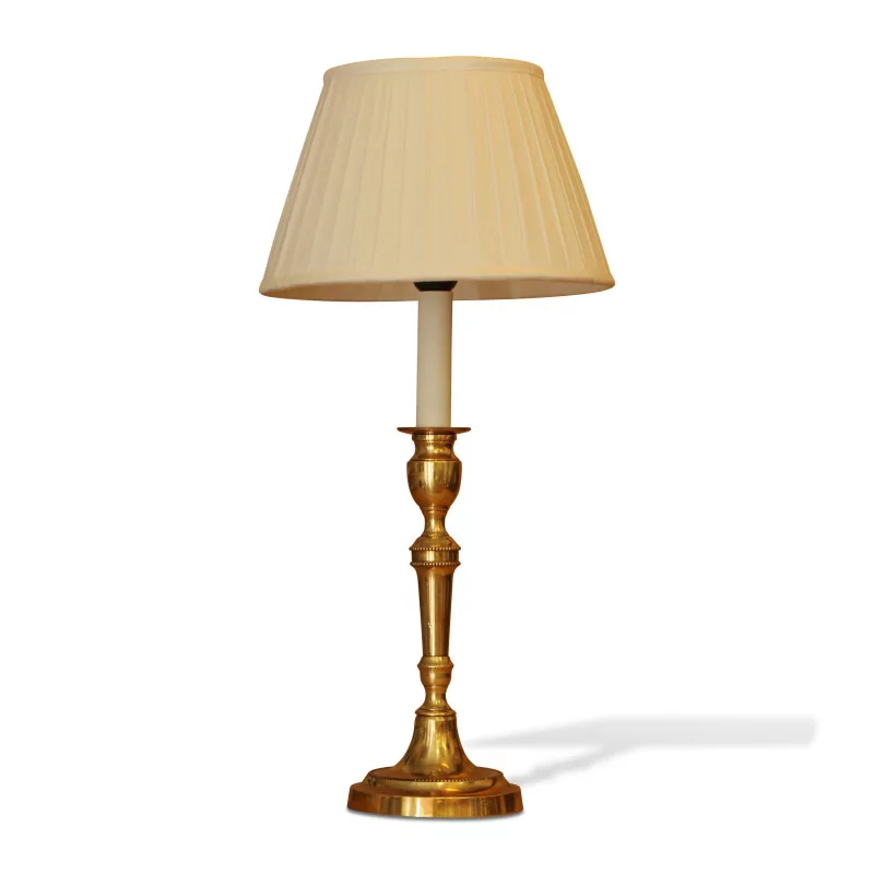 Bougeoir en bronze doré avec perles monté en lampe avec un … - Moinat - Lampes de table