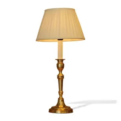 Bougeoir en bronze doré avec perles monté en lampe avec un …