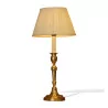 Bougeoir en bronze doré avec perles monté en lampe avec un … - Moinat - Lampes de table