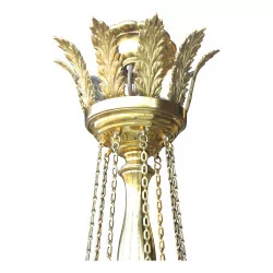 帝国风格黄铜吊灯，带白色圆顶……