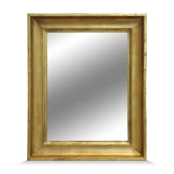 Miroir avec cadre en bois doré.