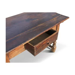 Rustikaler Tisch verwandelt in einen Schreibtisch mit Tablett …