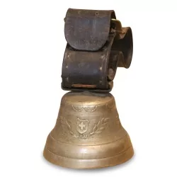 Cloche de vache en bronze avec collier en cuir, décors