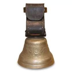 Cloche de vache en bronze avec collier en cuir, décors