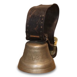 Cloche de vache en bronze avec collier en cuir, décors