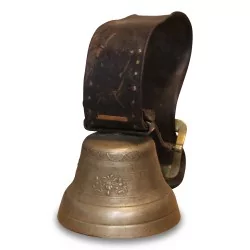 Cloche de vache en bronze avec collier en cuir, décors