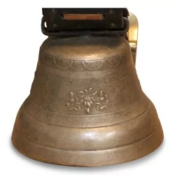 Cloche de vache en bronze avec collier en cuir, décors
