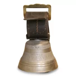 个带皮领、旗帜装饰的青铜牛铃……