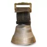 个带皮领、旗帜装饰的青铜牛铃…… - Moinat - 装饰配件
