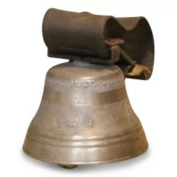 个带皮领、旗帜装饰的青铜牛铃……