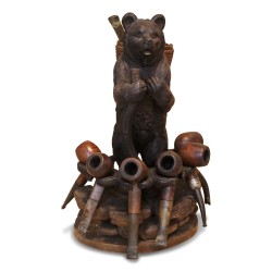 Brienzer Bär mit geschnitzter Holzhaube und Pfeifenständer. …