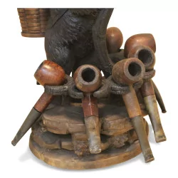 Ours de Brienz avec hotte en bois sculpté et support à pipes. …