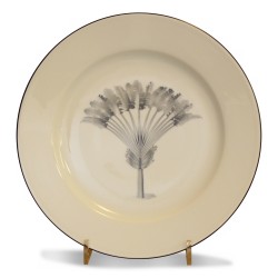 Assiette en porcelaine avec un palmier noir.