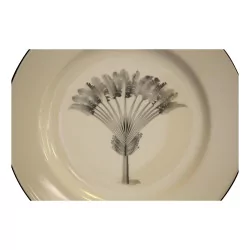 black “PALM TREE” plate. Dishwasher safe.