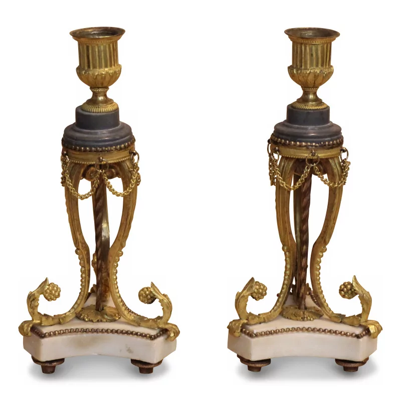 Pair of Louis XVI candlesticks in chiseled gilt bronze decorated with … - Moinat - Candleholders, Candlesticks