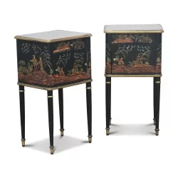 Paire de chevet Directoire avec décors chinois sur fond noir, …