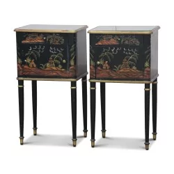 Paire de chevet Directoire avec décors chinois sur fond noir, …