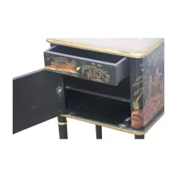 Paire de chevet Directoire avec décors chinois sur fond noir, …