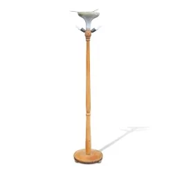 不带灯罩的木质落地灯