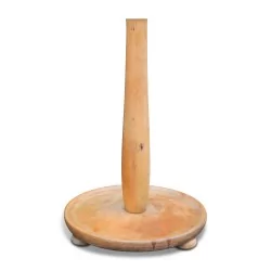 不带灯罩的木质落地灯