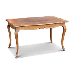 небольшой столик в стиле Людовика XV.