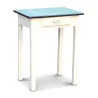 Небольшой столик с синей столешницей из пластика Formica, лакированное основание… - Moinat - Диванные столики, Ночные столики, Круглые столики на ножке