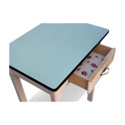 Petite table avec plateau bleu en Formica, piétement laqué …