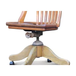 Chaise de bureau tournante en bois. Hauteur d'assise : 45 cm. …