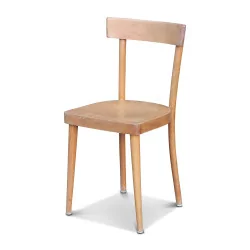 wooden chair. Seat height: 47 cm.