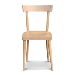Chaise en bois. Hauteur d’assise : 47 cm.