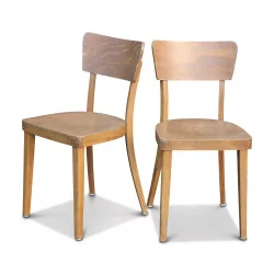 Paire de chaises en bois. Hauteur d'assise : 47 cm.