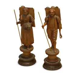 Paire de petit personnages suisses en bois sculpté. Brienz …