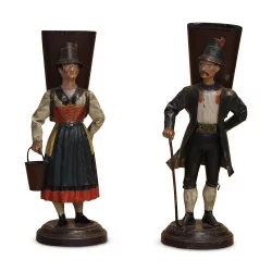 Une paire de personnages suisses en métal peint "Couple de vigneron"