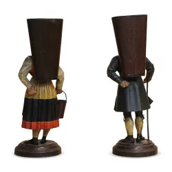 Une paire de personnages suisses en métal peint "Couple de vigneron"