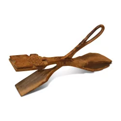 Holzclip in Form eines Blattes geschnitzt und mit einem …