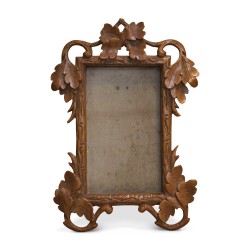 Wooden frame folded with oak leaves