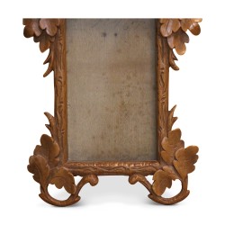 Wooden frame folded with oak leaves