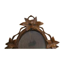 Round carved wooden frame from Brienz decorated with …