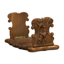 Extensible bookend in carved wood, decorated with flowers. …