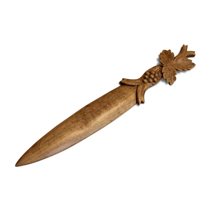 个木制开信刀，上面装饰着藤叶和一个…… - Moinat - Brienz