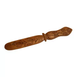 деревянный нож для писем, украшенный листьями и цветами. Брианц…