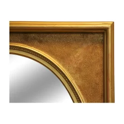 个带镀金木框的椭圆形镜子。