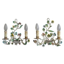 Paar Wandlampen aus lackiertem Metall mit floralen Verzierungen.