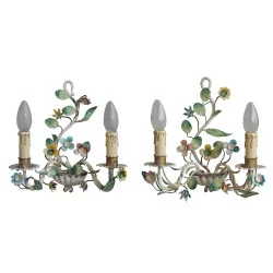 Paire d'appliques en métal peint ornées de décors floraux.