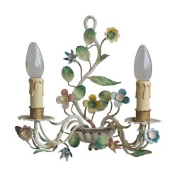 Paar Wandlampen aus lackiertem Metall mit floralen Verzierungen.