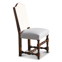 Chaise Louis XIII en noyer patiné, garnie en blanc. À …